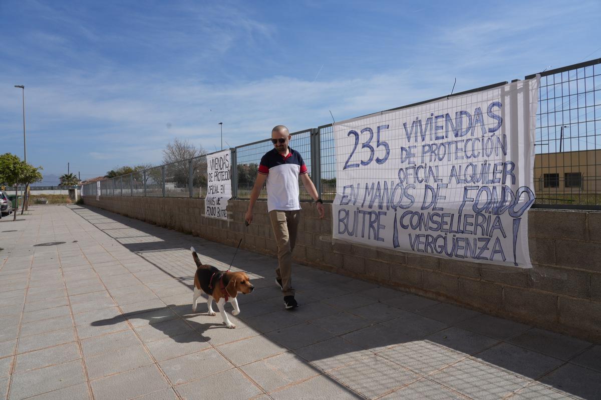 Un vecino camina frente a una de las pancartas que denuncia los &quot;abusos&quot; del fondo buitre.