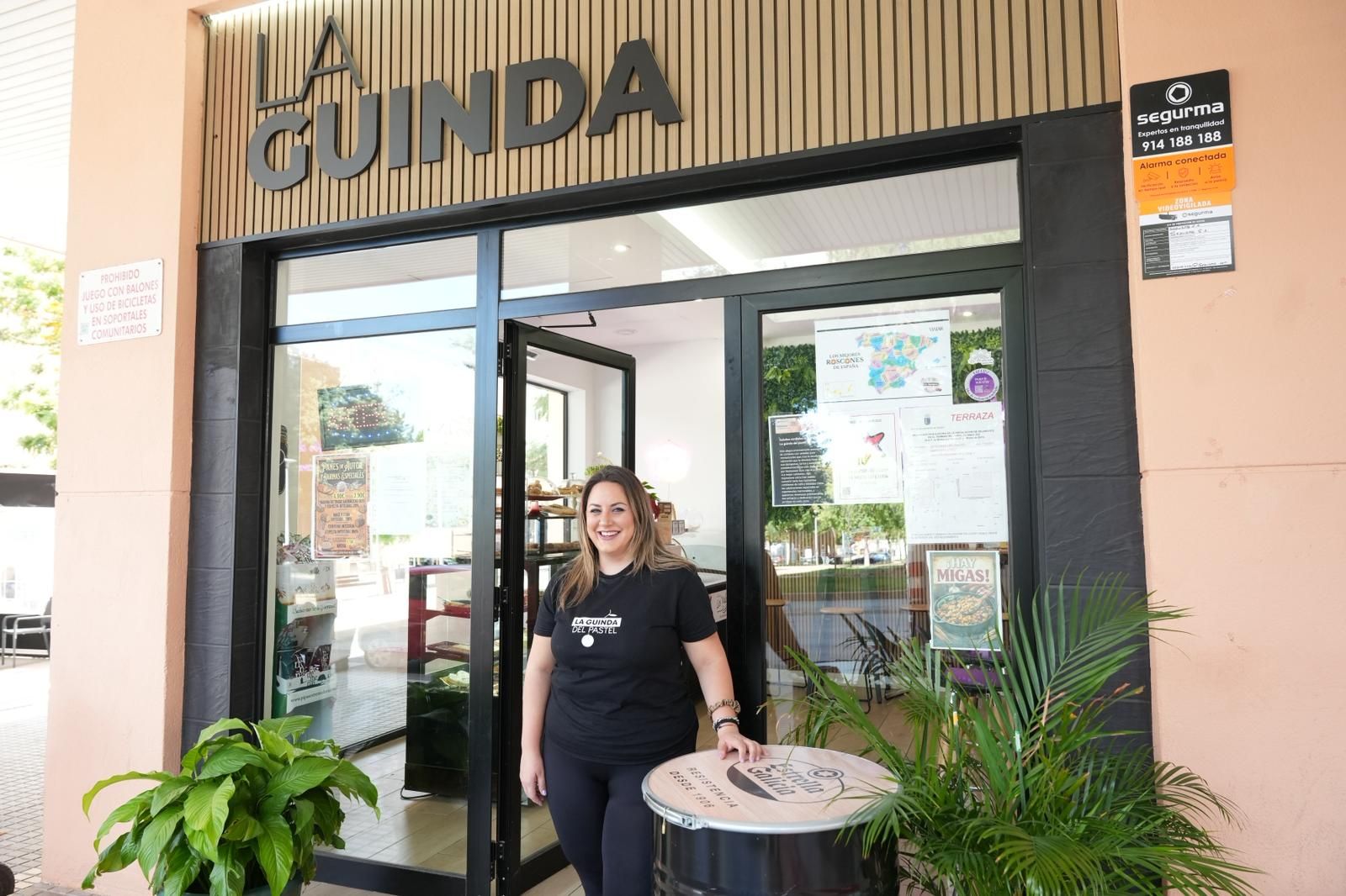 Marta Santos, en La Guinda, el establecimiento de Ciudad Jardín que ha sido reconocido por una guía gastronómica.