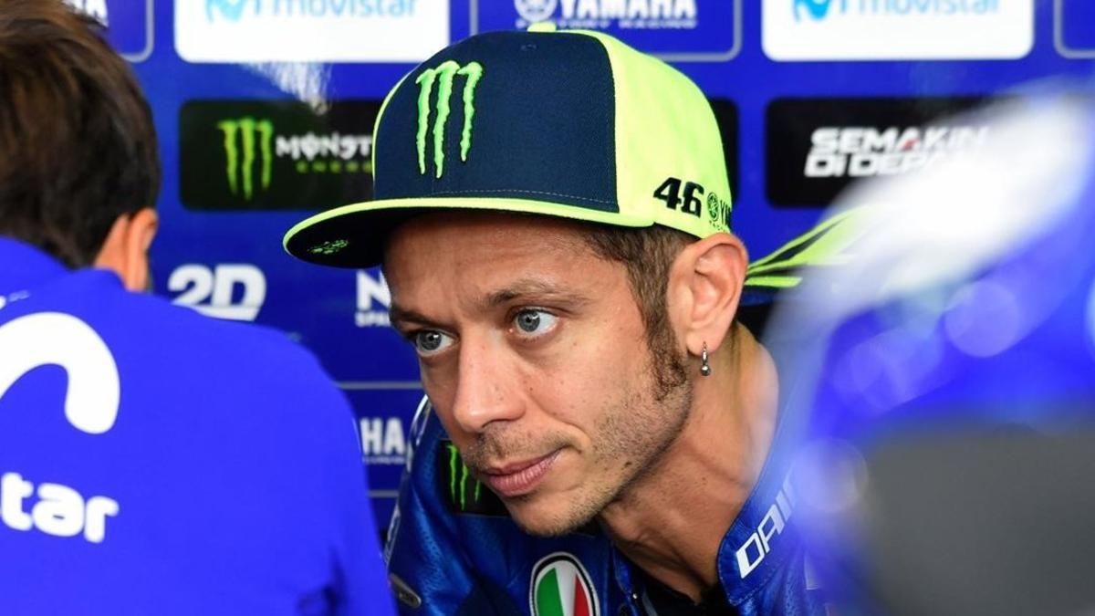 Valentino Rossi atiende las explicaciones de sus técnicos en Motorland.