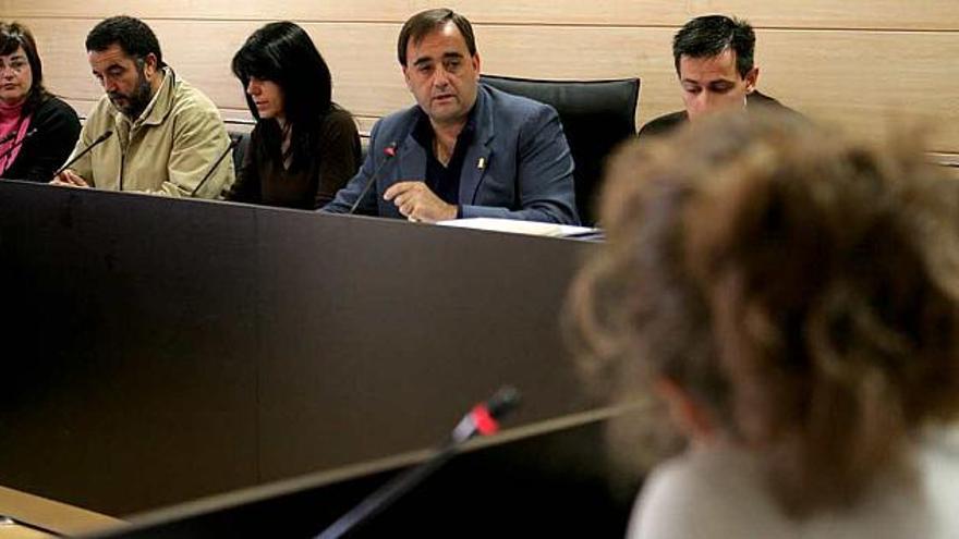 La concejala de Renovación se dirige al alcalde Gabriel Gascón en un pleno.
