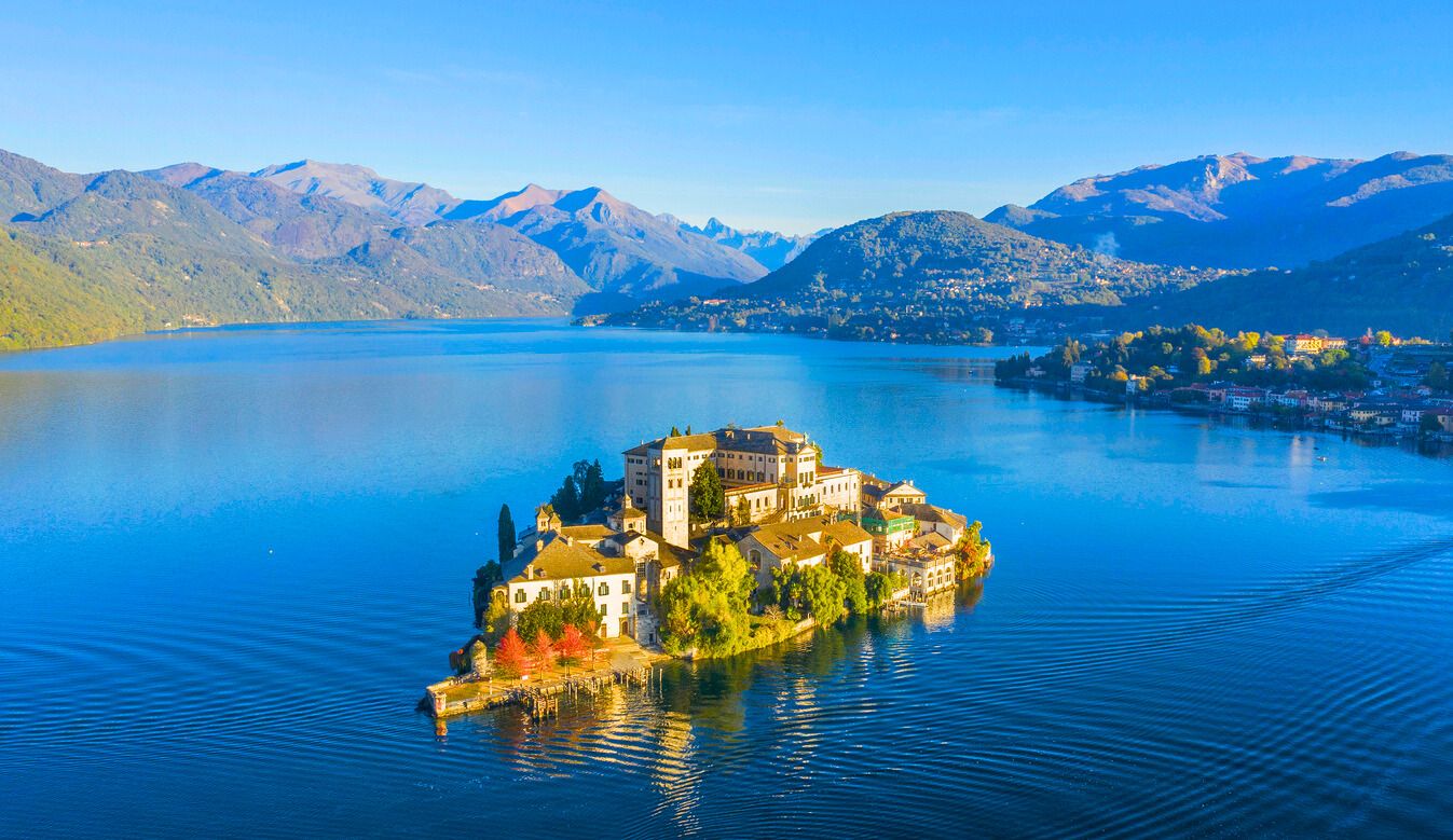 Bonito pueblo italiano en mitad de un lago