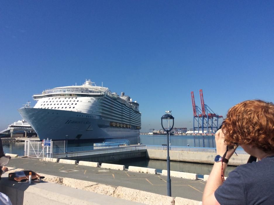 El crucero más grande del mundo, al igual que el Oasis y el Allure of the Seas, visita la capital de la Costa del Sol en una escala de diez horas