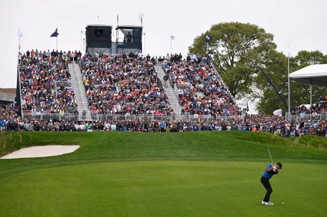 Brooks Koepka en el hoyo 12 durante la ronda final del  PGA Championship 2019 en el Bethpage Black course en Farmingdale, New York.