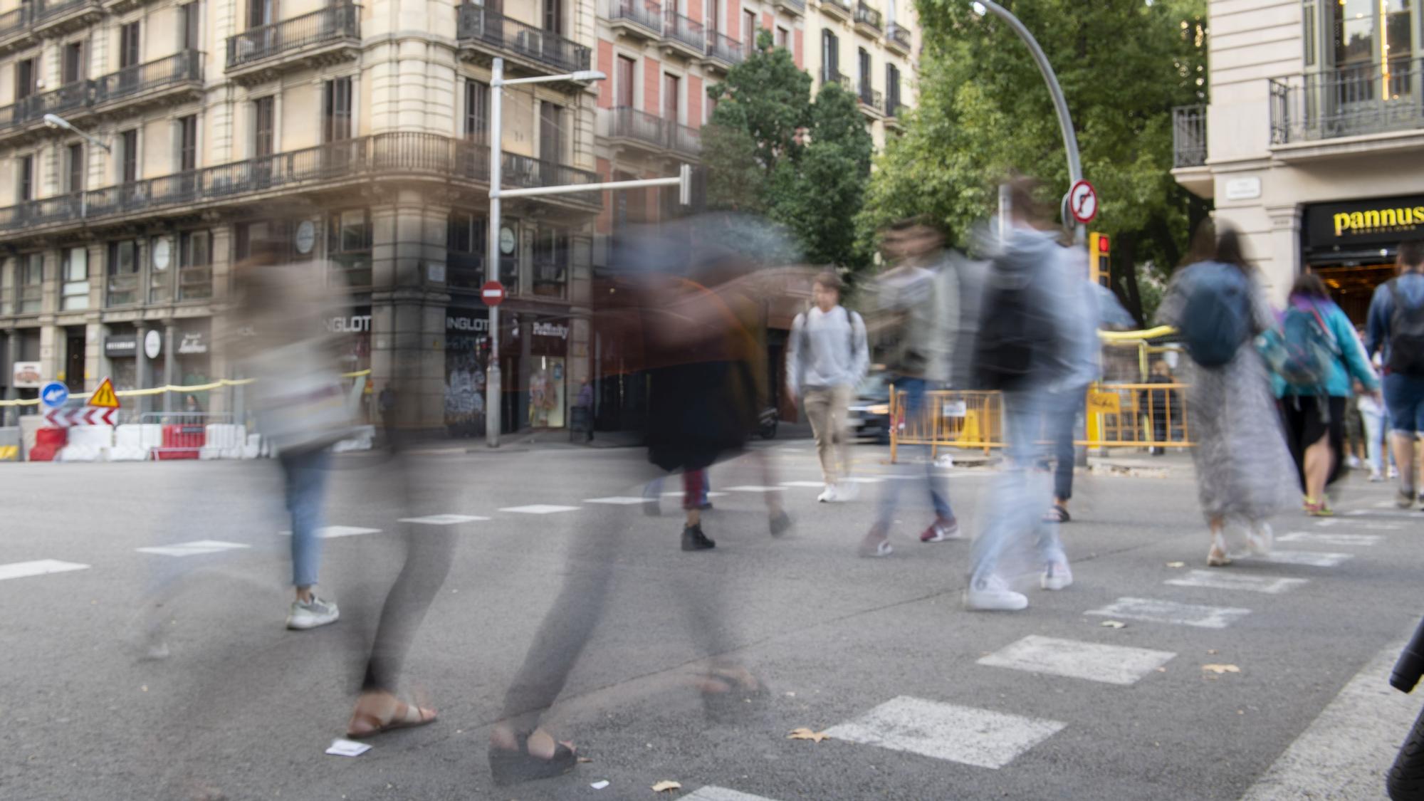 Barcelona 28.09.2022 Sociedad Ciudadanos cruzando Vía Layetana a primera hora de la mañana. Fotografía de Jordi Cotrina