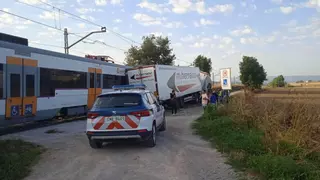 Cortada la circulación entre Centelles y Vic por la colisión de un tren de la R3 con un camión