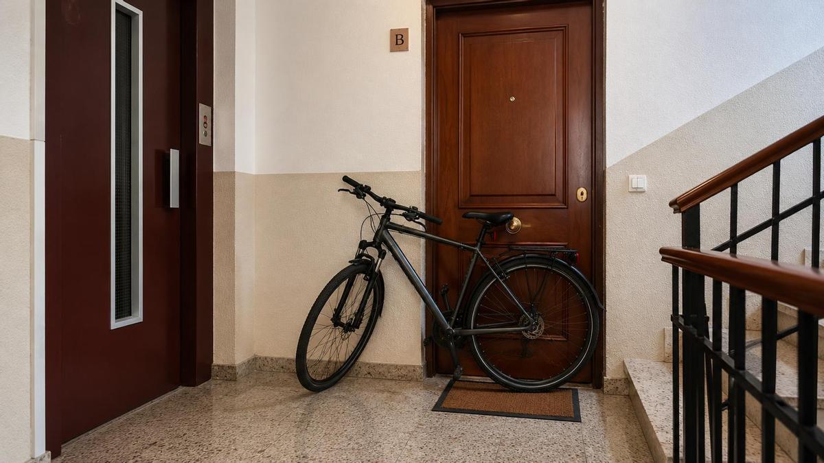 Aparcar dos vehículos o guardar muebles: Qué se puede hacer y qué no en una plaza en propiedad en un garaje comunitario