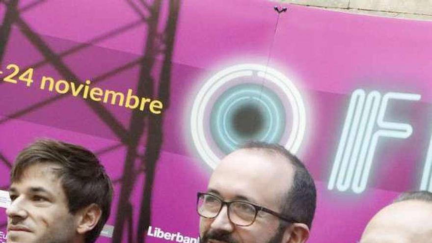 Por la derecha, Guillaume Nicloux, Alejandro Díaz Castaño (director del FICX) y el actor Gaspard Ulliel, ayer, en Gijón.