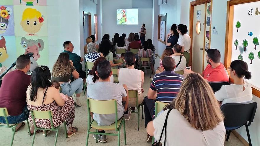 Una charla sobre atragantamientos en niños levanta gran expectación en la Escuela Infantil de Monesterio