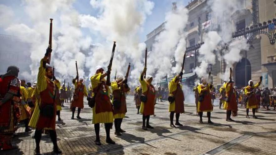 Los festeros tienen que obtener la licencia de armas para poder disparar en el Alardo.