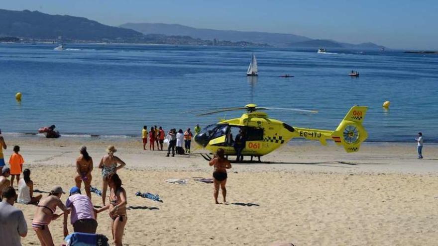 El helicóptero del 061 aterrizó en la playa, pero ya no pudo actuar al confirmar los médicos el fallecimiento del bañista. // Gonzalo Núñez