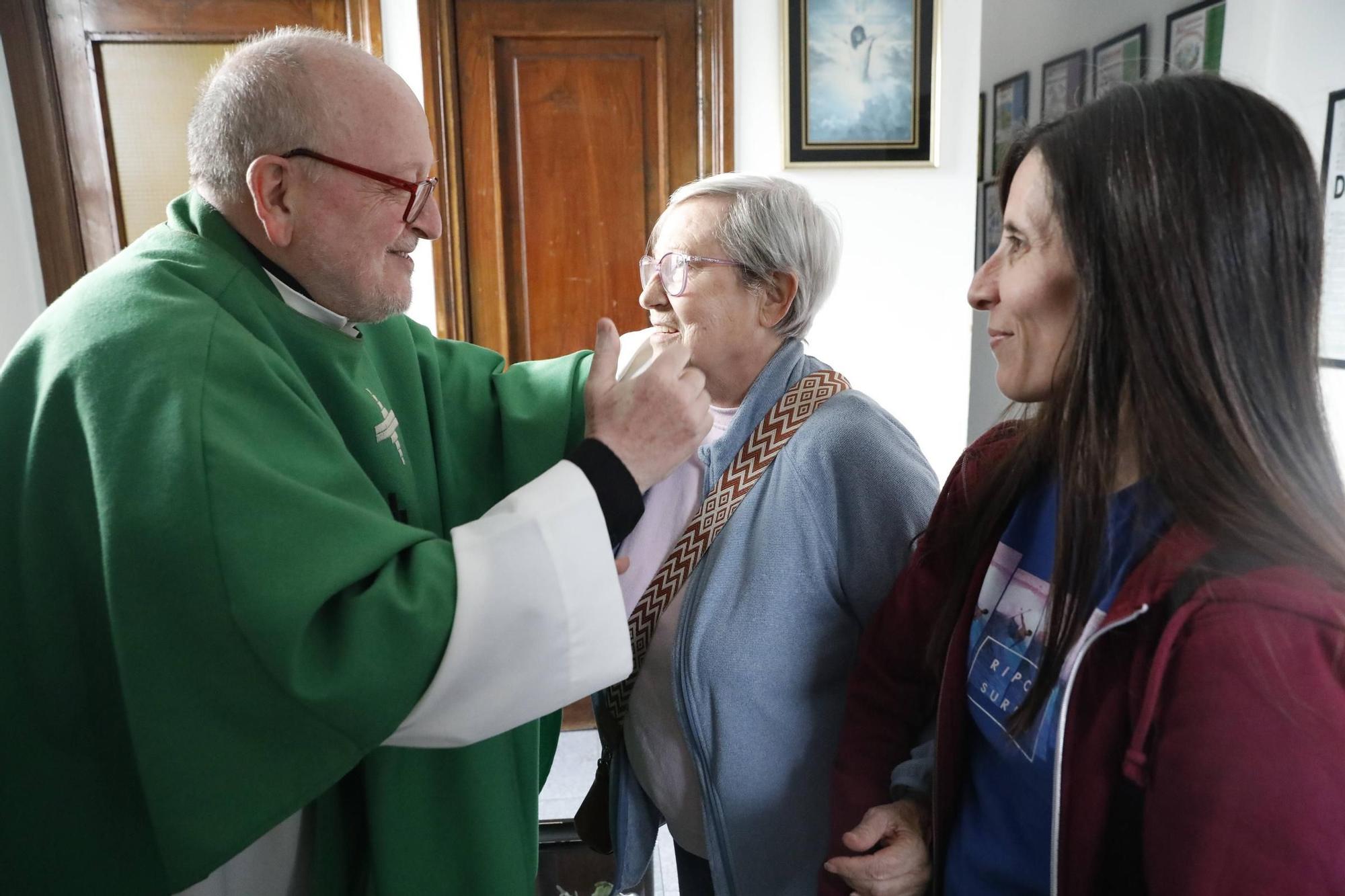 EN IMÁGENES: Así fue el exorcismo del nuevo párroco de Llaranes, Miguel Alderete