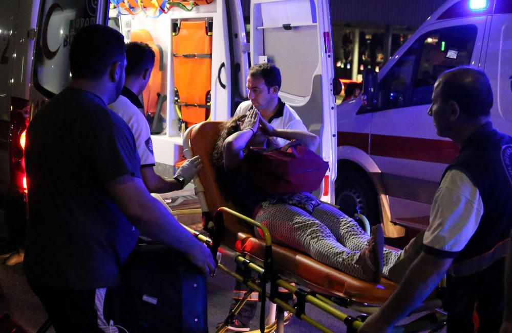 Cerca de 50 personas han muerto en un atentado contra el aeropuerto Atatürk, el mayor de Estambul.