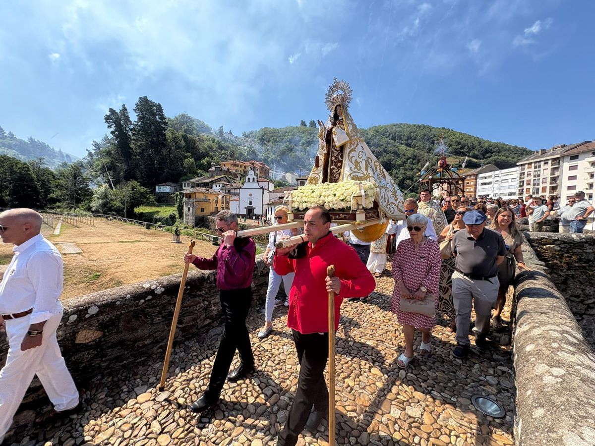 Procesión de la Virgen del Carmen a su paso por el Puente Romano.