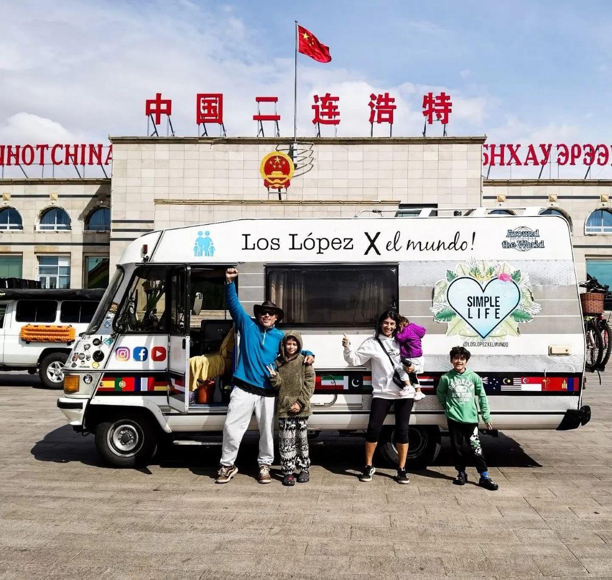 La familia López delante de su autocaravana en China
