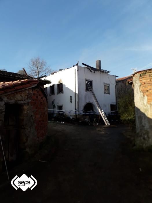 Un incendio calcina por completo una casa en Cangas de Onís.