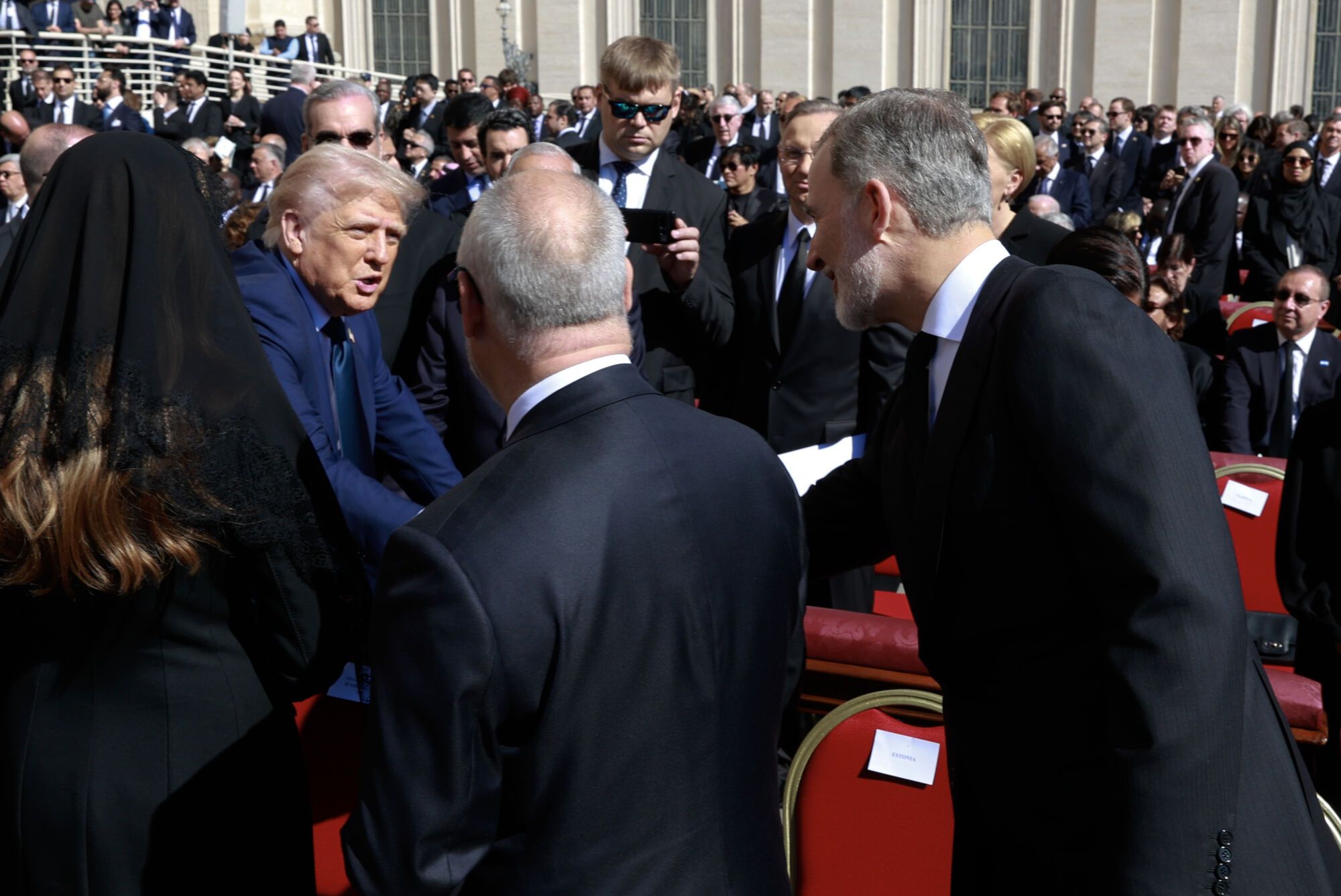 CIUDAD DEL VATICANO, 26/04/2025.- El rey Felipe VI (d) saluda al presidente de Estados Unidos Donald Trump (i) durante el funeral del papa Francisco en la Plaza de San Pedro en el aticano este sábado. EFE/Casa Real/ Francisco Gómez / SOLO USO EDITORIAL/SOLO DISPONIBLE PARA ILUSTRAR LA NOTICIA QUE ACOMPAÑA (CRÉDITO OBLIGATORIO). -SOLO USO EDITORIAL/SOLO DISPONIBLE PARA ILUSTRAR LA NOTICIA QUE ACOMPAÑA (CRÉDITO OBLIGATORIO)-
