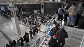 Largas colas y confusión en el primer día para la solicitud presencial de la regularización: "Pensaba que aquí lo podría hacer todo"