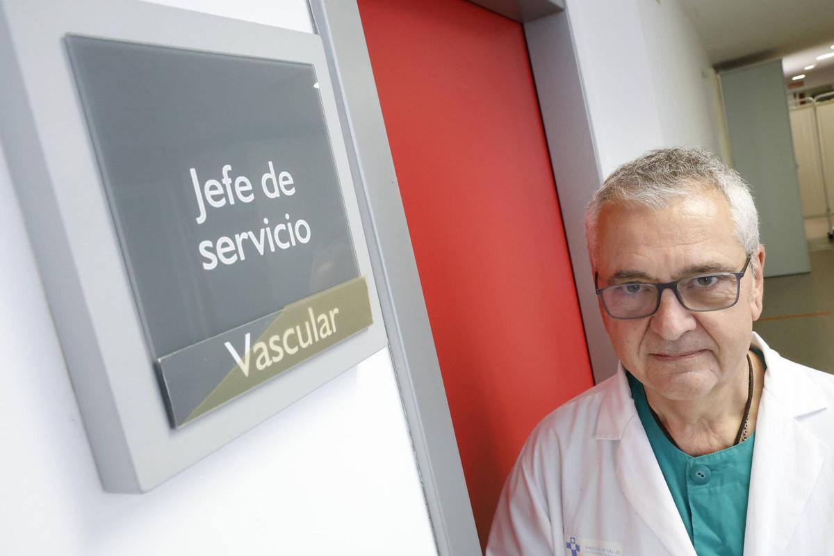 Manuel Javier Vallina-Victorero Vázquez, en el Hospital de Cabueñes, junto a su despacho de jefe del servicio de Angiología y Cirugía Vascular.