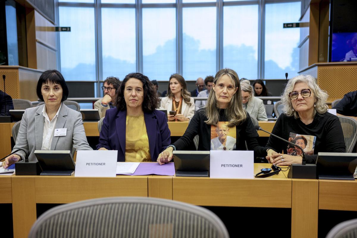 Las representantes de las asociaciones de víctimas, Toñi Garcia, Mariló Gradolí, Rosa Álvarez y Carmina Gil, ante la Comisión de Peticiones del Parlamento Europeo.