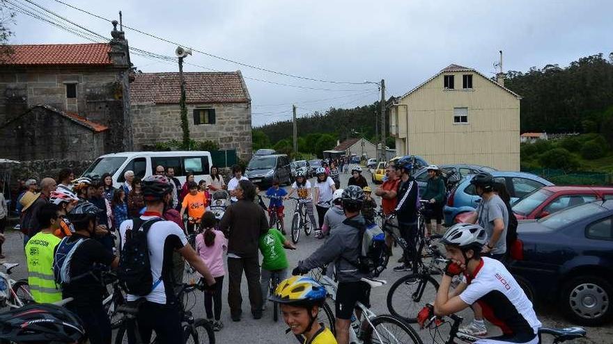 Participantes en la ruta a bicicleta por los montes de Ermelo celebrada ayer. // Gonzalo Núñez