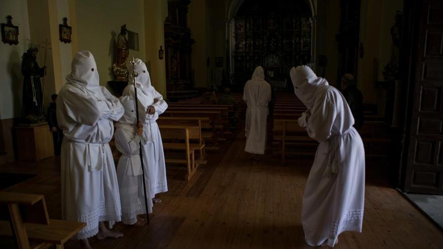 Silencio y brazos en cruz para honrar al Nazareno en Villarrín