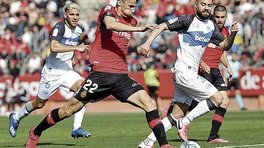 Budimir conduce el balÃ³n en el partido de ayer.