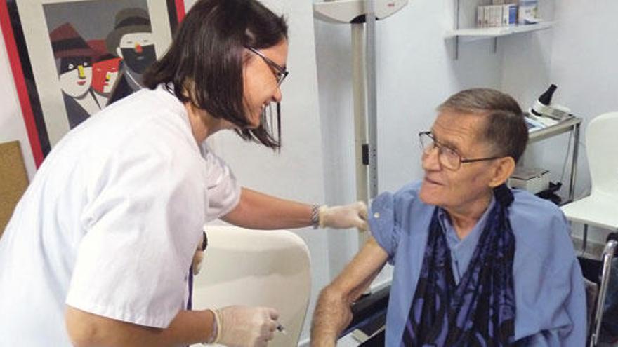 Un paciente se vacuna contra la gripe en la campaña iniciada el pasado año.