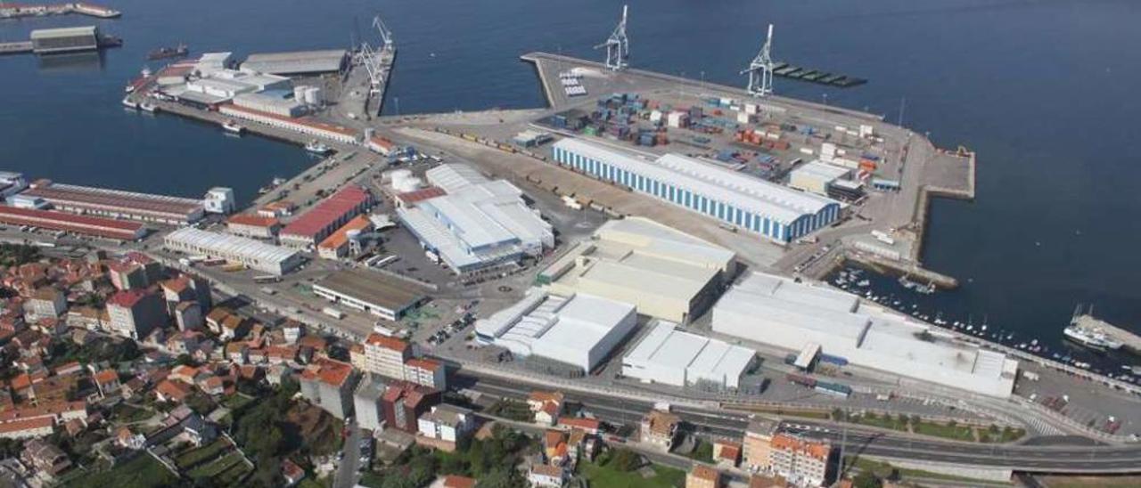 Vista aérea del puerto de Marín con algunos de los rellenos afectados por la sentencia. // Santos Álvarez