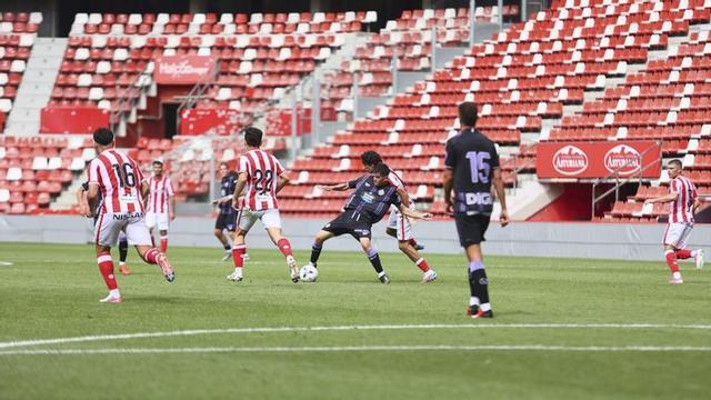 Un lance de juego en el Sporting-Valladolid. | MARIO CANTELI