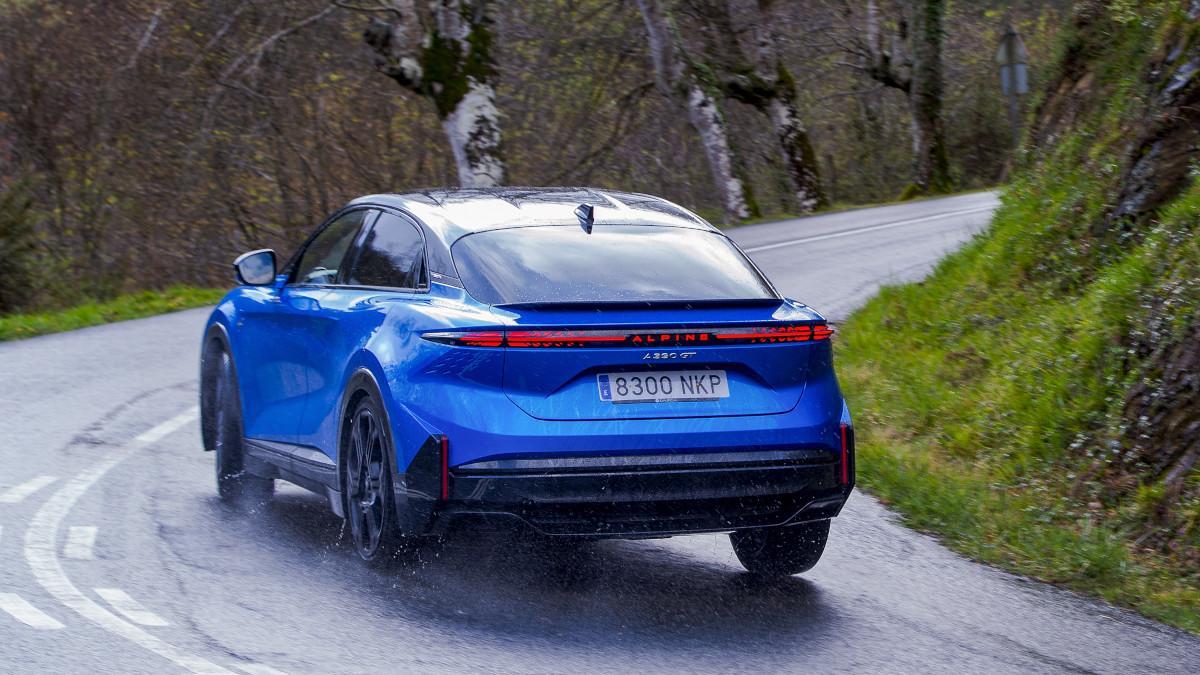 Alpine A390 GT'nin kapalı ralli etabında testi
