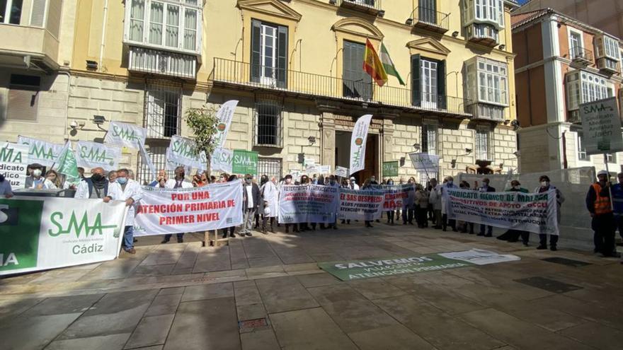 Concentración ante la delegación de la Junta en Málaga. | E.P.