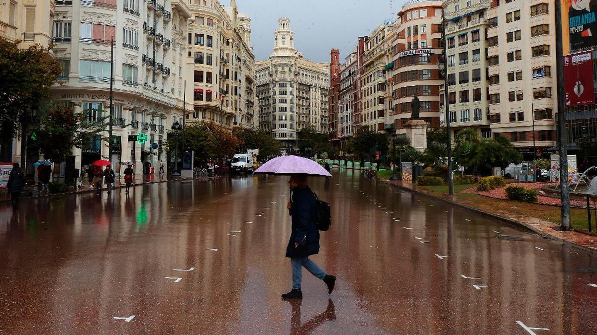 Una imagen de archivo de lluvias en la plaza del Ayuntamiento de Valencia