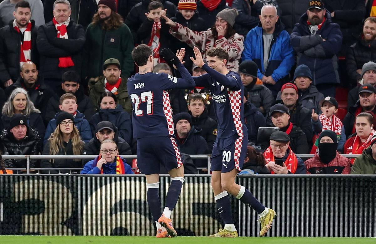 LIVERPOOL (Reino Unido), 26/11/2025.- Guus Til (R) del PSV celebra con su compañero Dennis Man (i) tras marcar el 2-1 ante el Liverpool durante el partido de fase de liga de la Liga de Campeones de la UEFA entre Liverpool y PSV Eindhoven en Liverpool, Gran Bretaña, el 26 de noviembre de 2025. (Liga de Campeones, Reino Unido) EFE/EPA/ADAM VAUGHAN