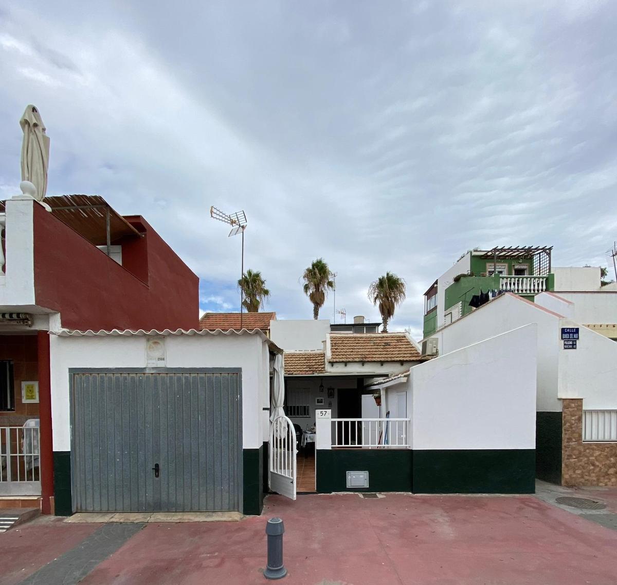 El número 57 de la calle Banda del Mar, en el paseo marítimo de El Palo, antes de la intervención.