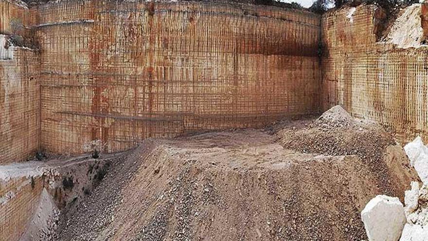 Espectacular imagen de la cantera de ses Pedreres, también conocida como Pedrera de Cas Busso, en la zona de la Marina de Llucmajor, comarca del Migjorn.