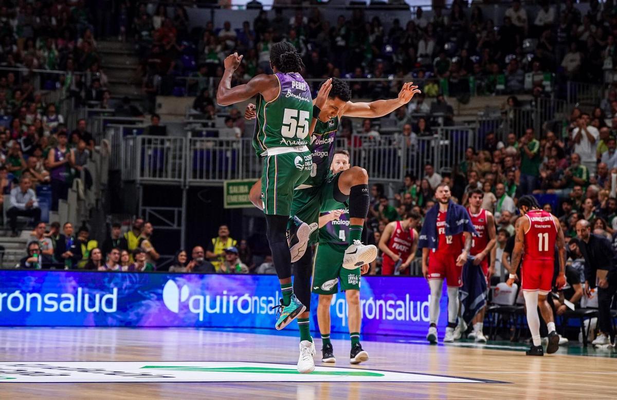 Jugadores del Unicaja muestran su alegría en el encuentro disputado frente al Girona