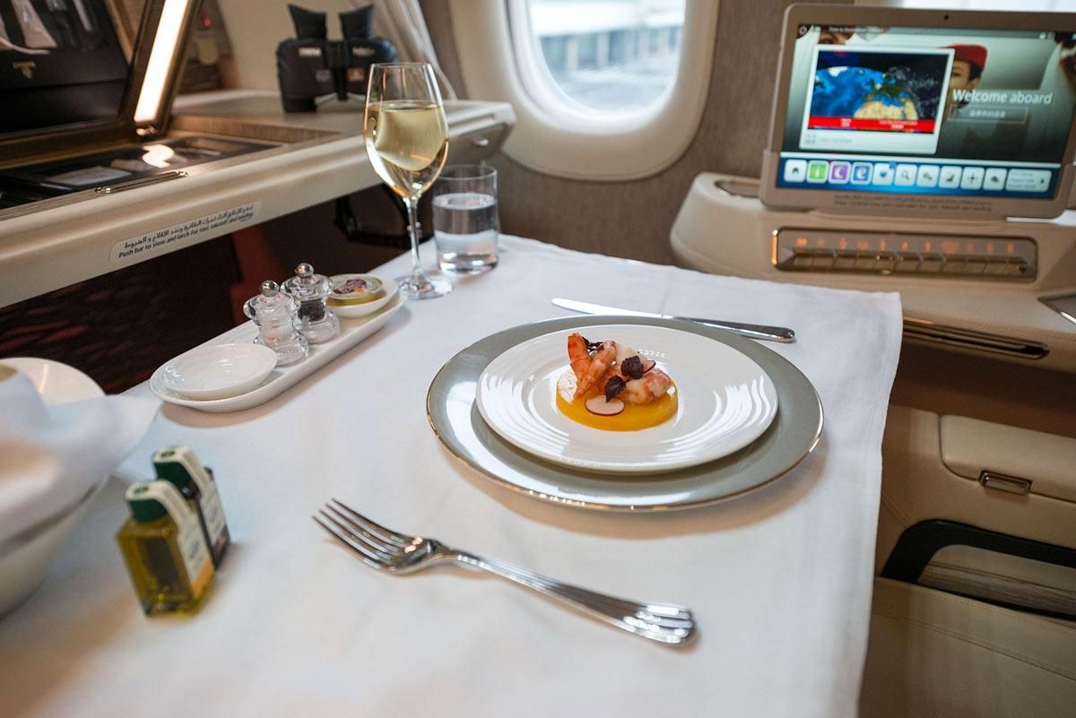 Menú servido en un compartimento de 1ª clase en un vuelo de Emirates
