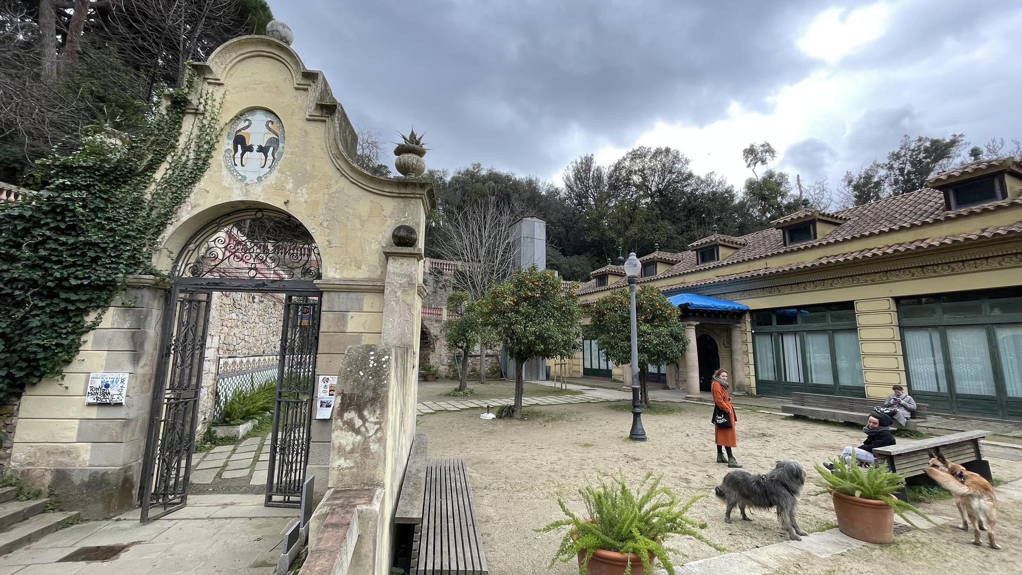 Paseantes y perros sin atar en el recinto enmudecido de la Font del Gat, en Montjuïc