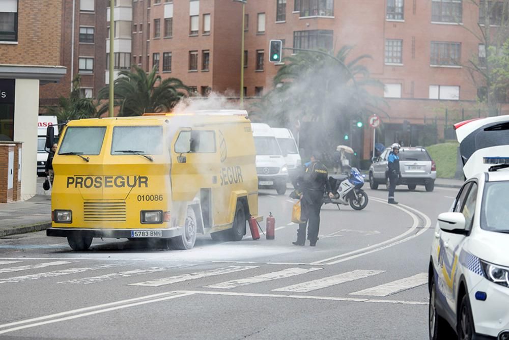 Bomberos trabajan en la extinción de un incendio en un camión blindado