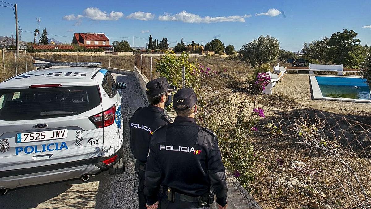 Dos agentes de la Policía de la Generalitat ayer patrullando por una zona rural.