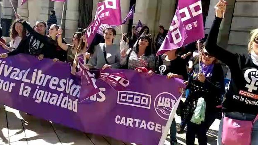 Concentración feminista en la plaza del Ayuntamiento de Cartagena