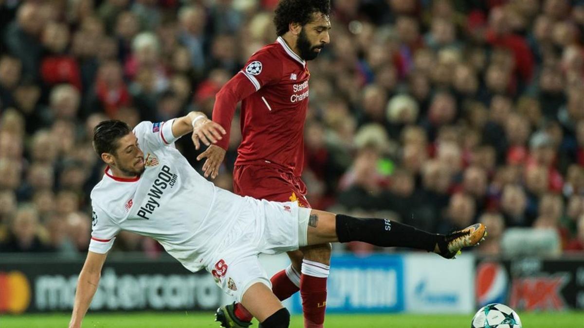 Sergio Escudero junto a Mohamed Salah