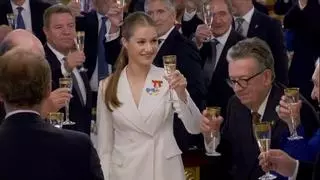 A Leonor se le ‘atraganta’ el champán: su cara durante el brindis y la reacción de la reina Letizia