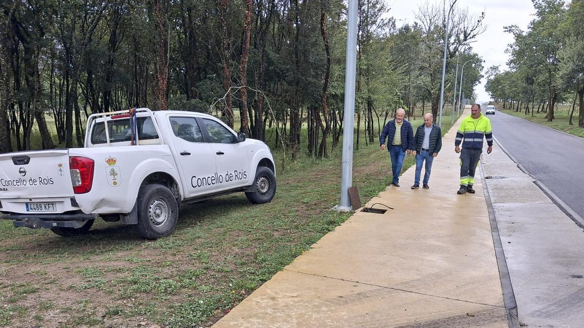 O alcalde de Rois, Ramón Tojo, acompañado do conselleiro de Medio Ambiente, Manuel Cobas, e un operario municipal.