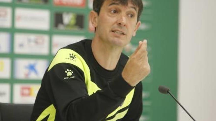 El técnico José Rojo, Pacheta, ayer en la sala de prensa del estadio Martínez Valero.