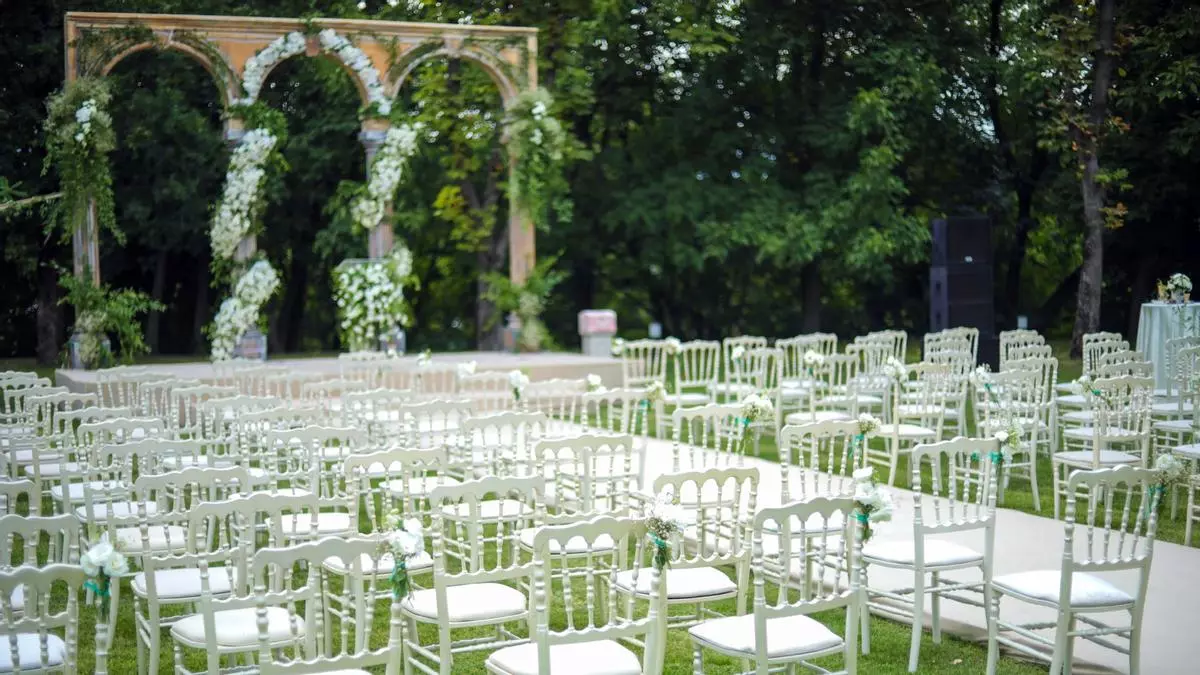 Rechaza la invitación a una boda y el novio le llama para que, aún así, les realice una transferencia