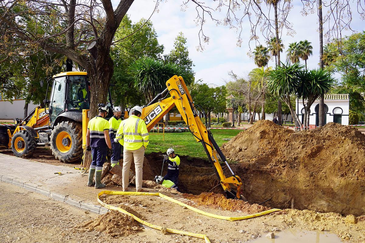 Operarios reparan el colector roto en la red de aguas de Montilla.