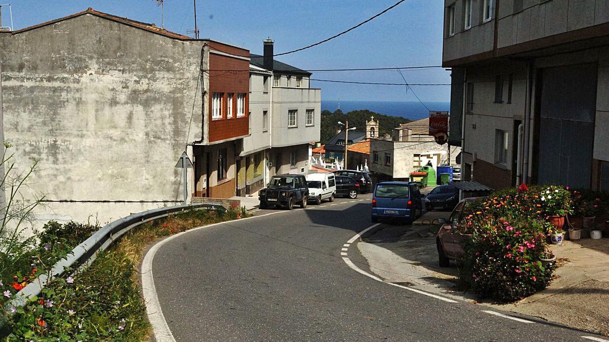 Vista de la travesía de Suevos, un vial de la Diputación coruñesa.