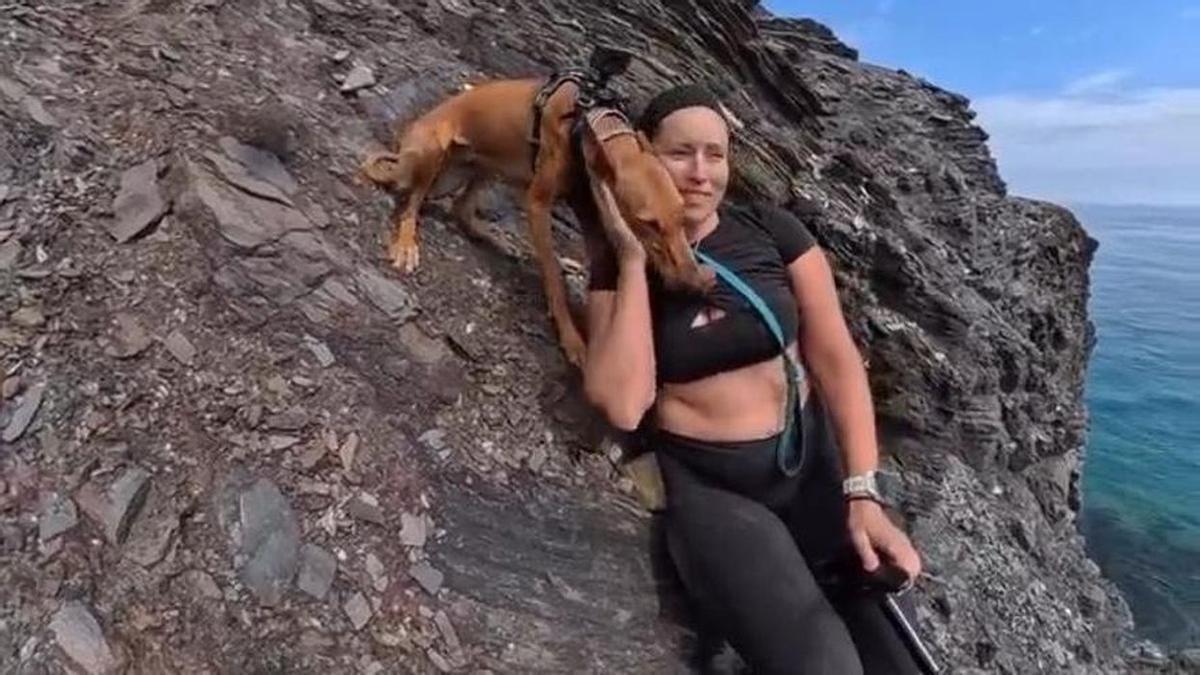 la influencer pierde el control de su bicicleta y cae al borde de un barranco