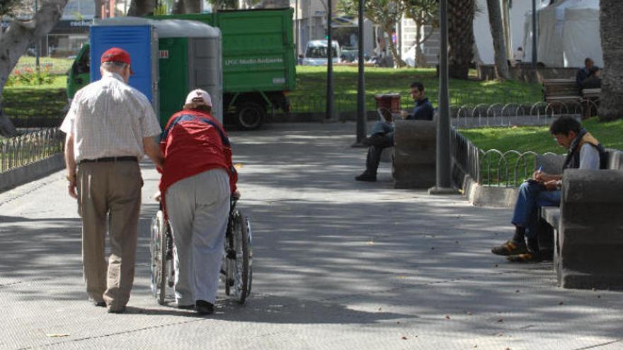 Dos personas dependientes pasean en la Isla.